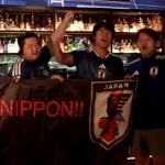 Torcedores chineses expressam apoio ao Japão na Copa do Mundo