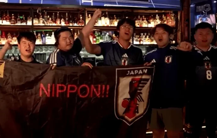 Torcedores chineses expressam apoio ao Japão na Copa do Mundo