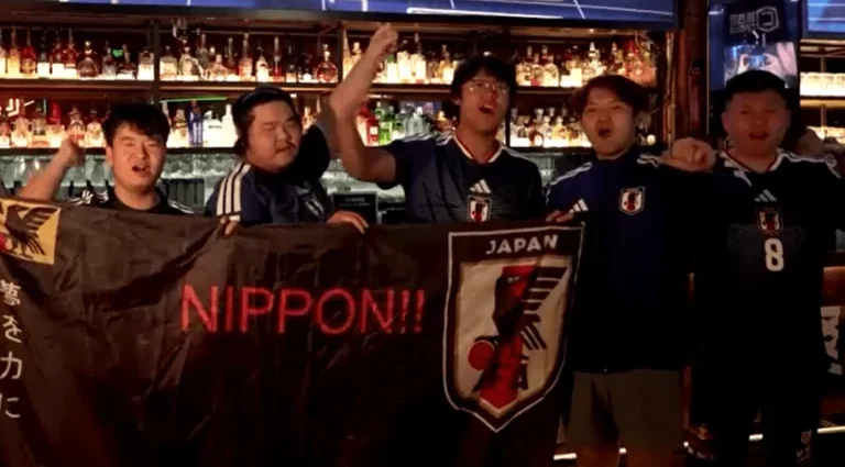 Torcedores chineses expressam apoio ao Japão na Copa do Mundo