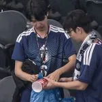 TORCIDA DO JAPÃO RECOLHE LIXO APÓS PARTIDA DE ESTREIA NA COPA