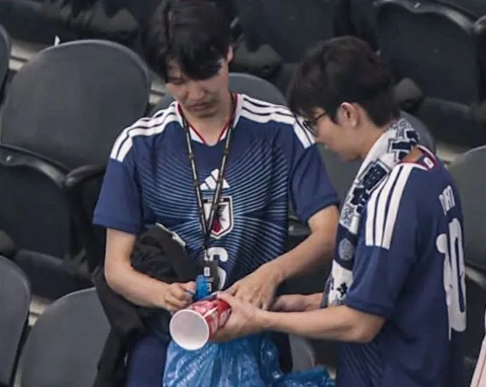 TORCIDA DO JAPÃO RECOLHE LIXO APÓS PARTIDA DE ESTREIA NA COPA