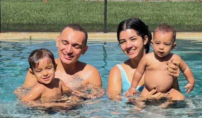 João Gomes e Ary Mirelle aproveitam domingo em família com fotos na piscina