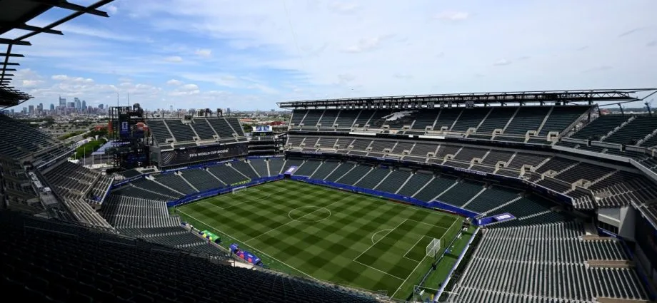 FRANÇA E IRAQUE ENFRENTAM TEMPORAL NA COPA DO MUNDO