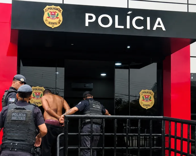 MACONHA É APREENDIDA E HOMEM É DETIDO DURANTE FUGA DA PM MACONHA É APREENDIDA E HOMEM É DETIDO DURANTE FUGA DA PM