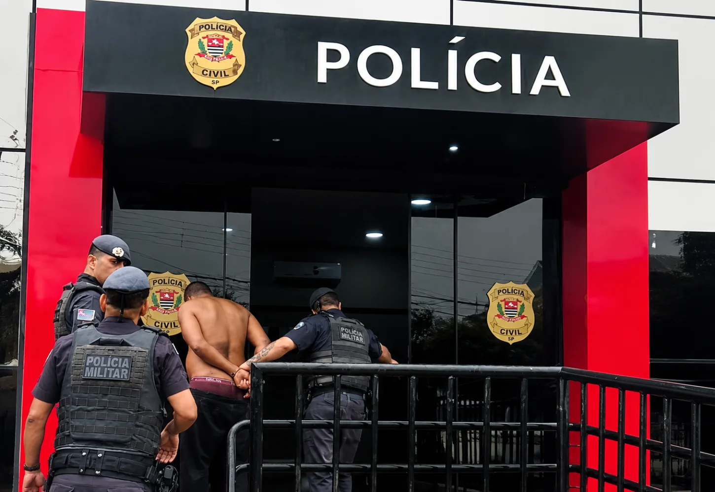 MACONHA É APREENDIDA E HOMEM É DETIDO DURANTE FUGA DA PM