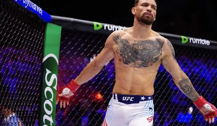 Lutador brasileiro surpreende ao pedir noiva em casamento após vitória no UFC da Casa Branca