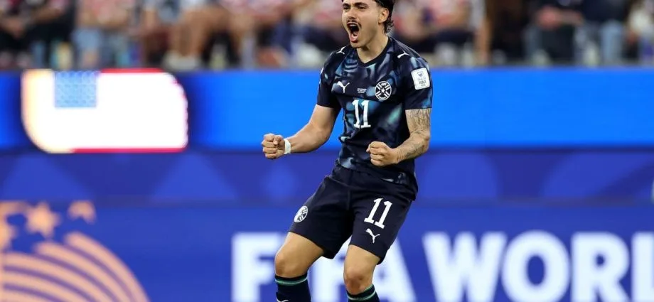 MAURÍCIO MARCA SEU PRIMEIRO GOL PELO PARAGUAI NA COPA DO MUNDO