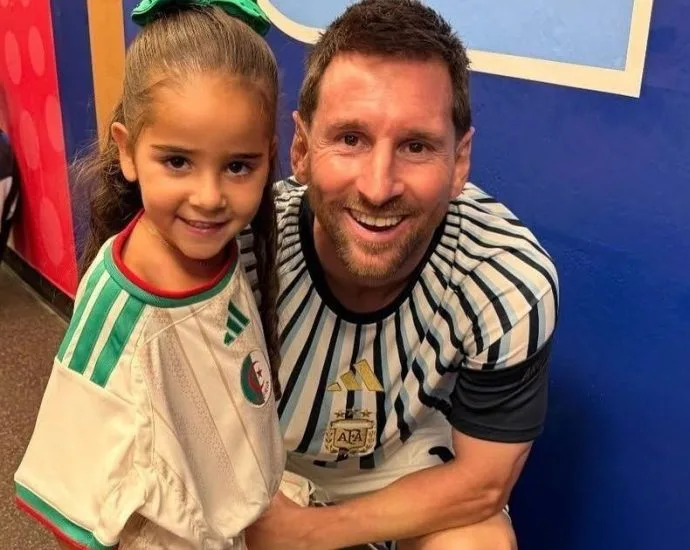 MESSI POSA COM FILHA DE MAHREZ APÓS VENCER ARGÉLIA NA COPA MESSI POSA COM FILHA DE MAHREZ APÓS VENCER ARGÉLIA NA COPA