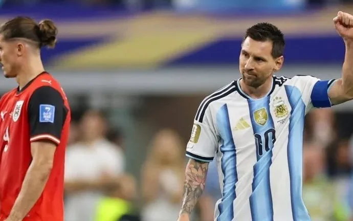 Argentina vence Áustria e avança para o mata-mata da Copa do Mundo com Messi em destaque
