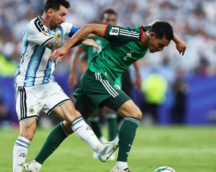 MESSI DEVERIA TER SIDO EXPULSO? TÉCNICO DA ARGÉLIA FALA DE LANCE POLÊMICO