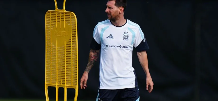 MESSI É EXALTADO POR TREINADOR E COMPANHEIROS ANTES DA ESTREIA NA COPA