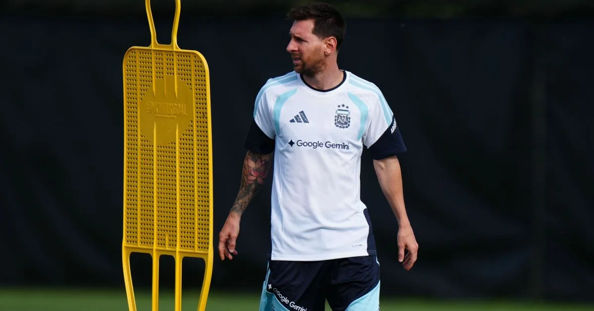 MESSI É EXALTADO POR TREINADOR E COMPANHEIROS ANTES DA ESTREIA NA COPA