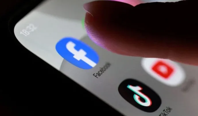 Emirados Árabes Unidos impõem idade mínima de 15 anos para uso de redes sociais