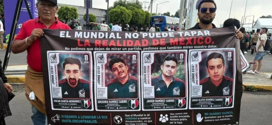 ONDE ESTÃO NOSSOS DESAPARECIDOS? FAMÍLIA PROTESTA NO AZTECA ONDE ESTÃO NOSSOS DESAPARECIDOS? FAMÍLIA PROTESTA NO AZTECA