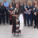 Mulher supera AVC e celebra recuperação com dança ao deixar hospital nos EUA