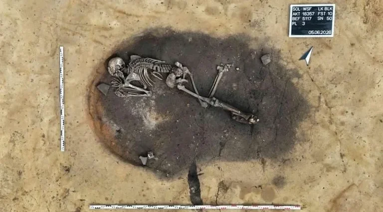 Descoberta de Homem Enterrado em Forno de 4,5 Mil Anos Intriga Arqueólogos
