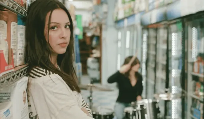 Olivia Rodrigo se reinventa com novo álbum e estilo marcante