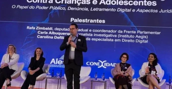 Deputado Propõe Multas para Plataformas Digitais em Audiência sobre Segurança Infantil Deputado Propõe Multas para Plataformas Digitais em Audiência sobre Segurança Infantil