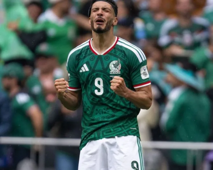 RAÚL JIMÉNEZ BRILHA EM PRIMEIRA COPA DO MUNDO APÓS PERDA DO PAI RAÚL JIMÉNEZ BRILHA EM PRIMEIRA COPA DO MUNDO APÓS PERDA DO PAI