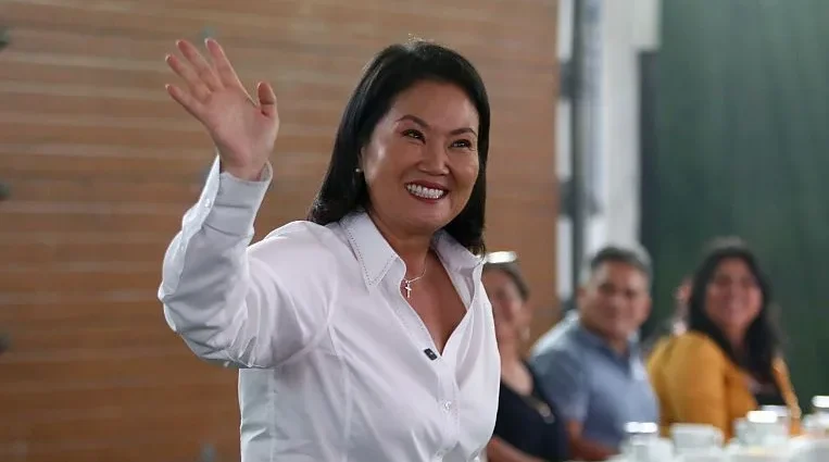 Keiko Fujimori avança na corrida presidencial no Peru com vantagem significativa