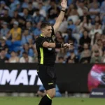 Árbitro australiano se defende de acusações de gesto supremacista na Copa do Mundo