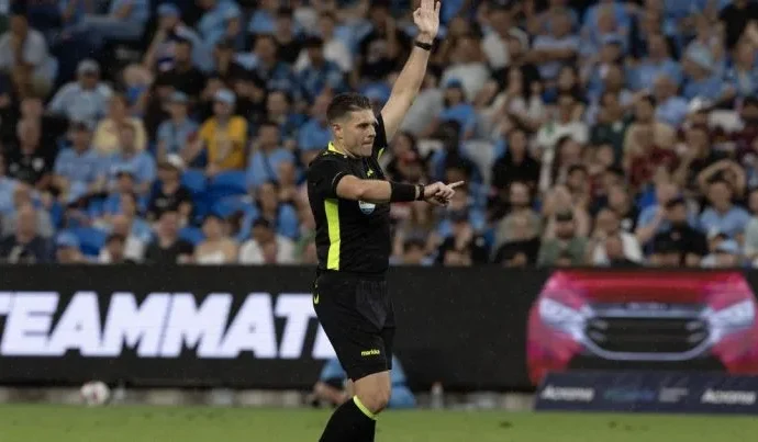 Árbitro australiano se defende de acusações de gesto supremacista na Copa do Mundo
