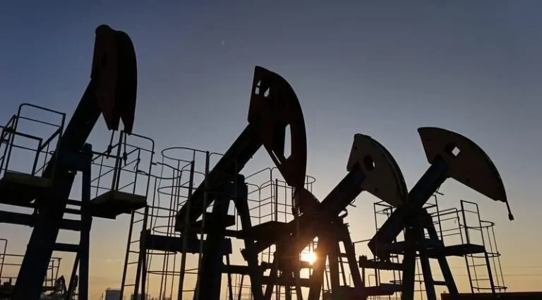 Estreito de Hormuz reabre, mas desafios no mercado de petróleo persistem