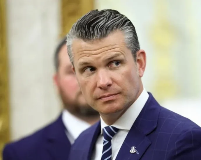 Clima de Desconfiança e Demissões Marcam Gestão de Hegseth no Pentágono