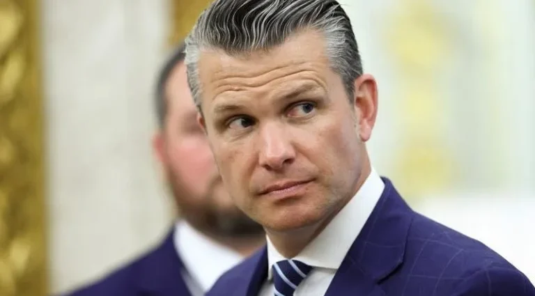 Clima de Desconfiança e Demissões Marcam Gestão de Hegseth no Pentágono