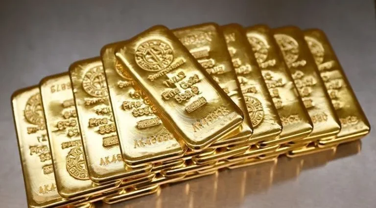 Ouro e prata encerram em queda após decisão do Fed e alta do dólar