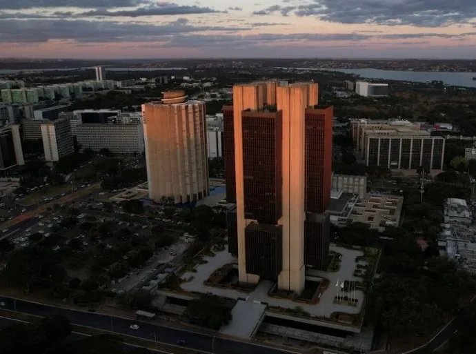 Banco Central reduz Selic em 0,25 ponto e mantém incertezas sobre política monetária