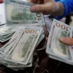 Dólar inicia o dia próximo da estabilidade com atenção às projeções do BC