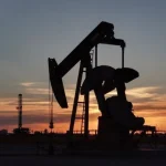 Queda nos preços do petróleo chega a nova mínima com negociações entre EUA e Irã