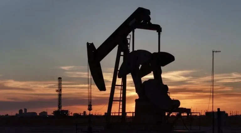 Queda nos preços do petróleo chega a nova mínima com negociações entre EUA e Irã