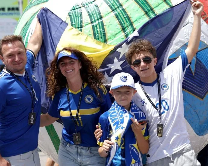 COPA DO MUNDO: TORCEDORES DA BÓSNIA INVADEM O CANADÁ COPA DO MUNDO: TORCEDORES DA BÓSNIA INVADEM O CANADÁ