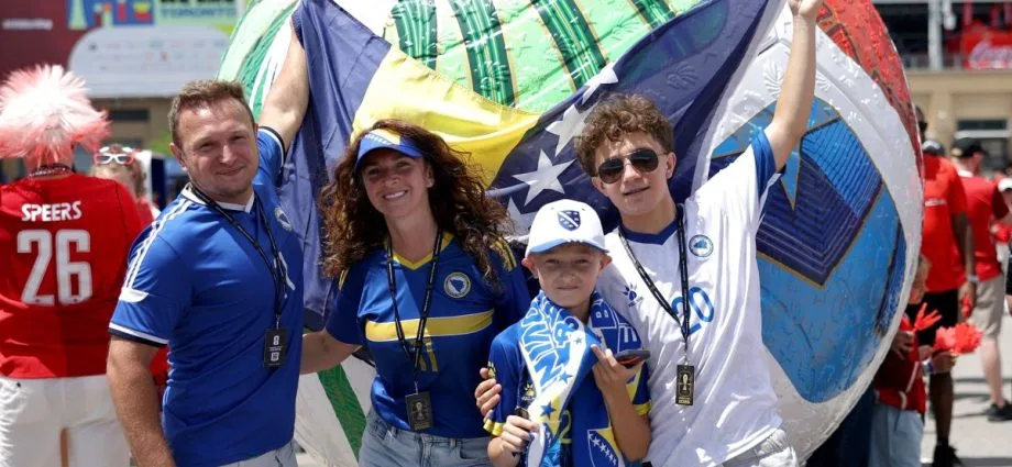 COPA DO MUNDO: TORCEDORES DA BÓSNIA INVADEM O CANADÁ COPA DO MUNDO: TORCEDORES DA BÓSNIA INVADEM O CANADÁ