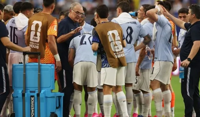 Marcelo Bielsa critica pausas para hidratação na Copa do Mundo: ‘Destroem a essência do futebol’ Marcelo Bielsa critica pausas para hidratação na Copa do Mundo: ‘Destroem a essência do futebol’
