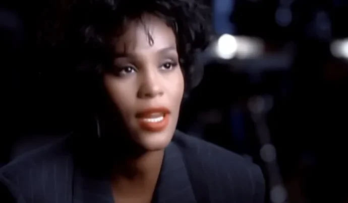 Família de Whitney Houston responde a declarações de Oprah sobre uso de drogas