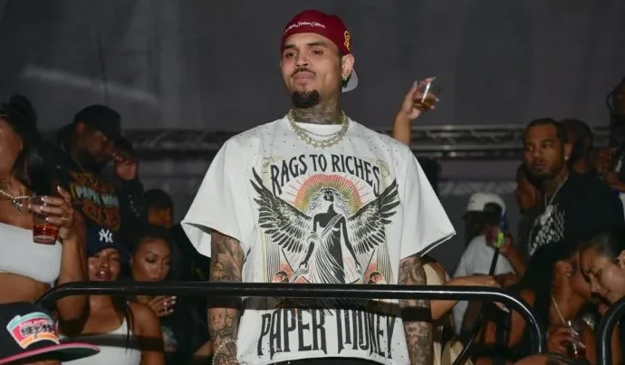 Chris Brown é condenado a indenizar ex-empregada em R$ 67 milhões após ataque de cachorro