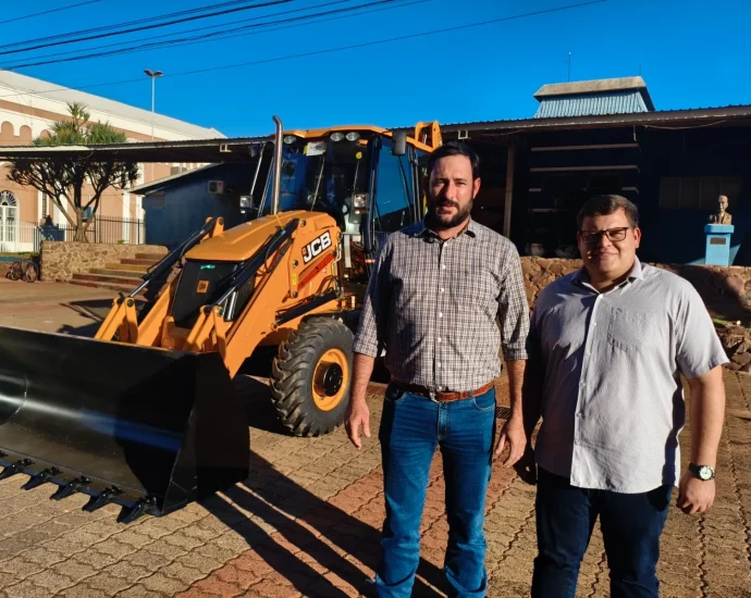 PREFEITO JOÃO GABRIEL ANUNCIA NOVA RETROESCAVADEIRA EM CASTILHO