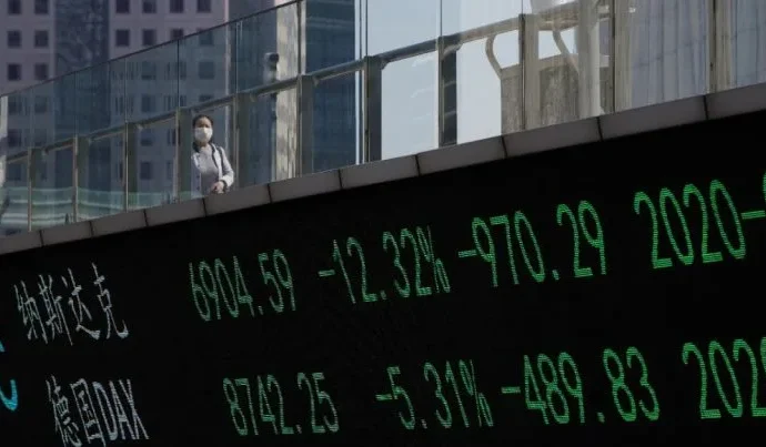 Mercados Asiáticos Encerram Dia em Direções Opostas Após Dados da China e Alta em Wall Street