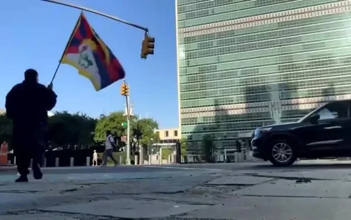 Ativista tibetano morre após ato de autoimolação em frente à ONU em Nova York
