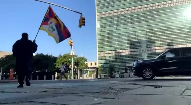 Ativista tibetano morre após ato de autoimolação em frente à ONU em Nova York