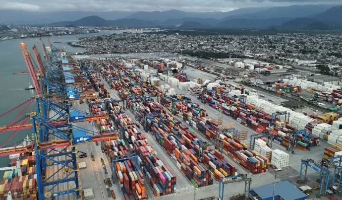 Balança Comercial Brasileira Registra Superávit de US$ 9,8 Bilhões em Junho