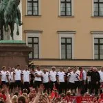 NORUEGA É RECEBIDA POR MAIS DE 100 MIL TORCEDORES APÓS QUEDA NA COPA