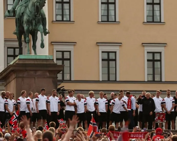 NORUEGA É RECEBIDA POR MAIS DE 100 MIL TORCEDORES APÓS QUEDA NA COPA NORUEGA É RECEBIDA POR MAIS DE 100 MIL TORCEDORES APÓS QUEDA NA COPA