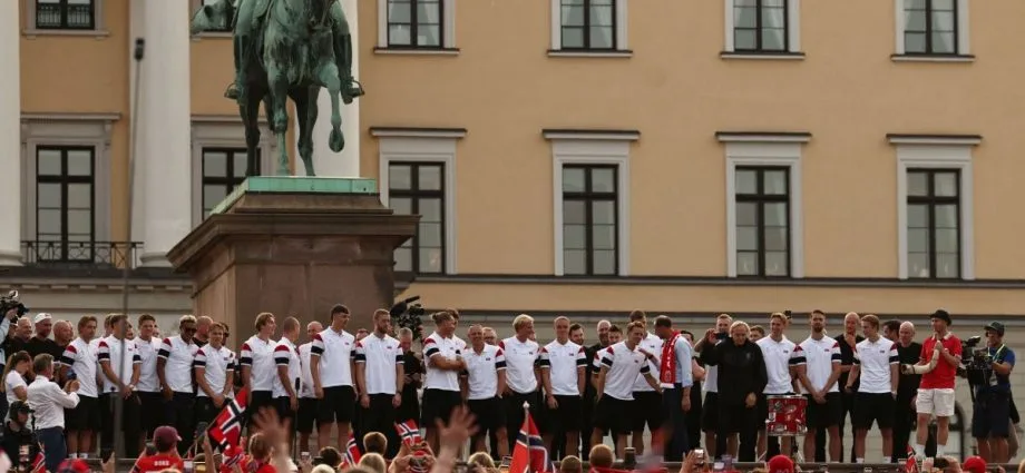 NORUEGA É RECEBIDA POR MAIS DE 100 MIL TORCEDORES APÓS QUEDA NA COPA NORUEGA É RECEBIDA POR MAIS DE 100 MIL TORCEDORES APÓS QUEDA NA COPA