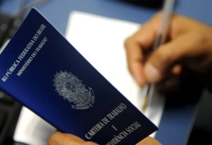 Indústrias brasileiras podem rever investimentos com possível fim da escala 6×1, aponta CNI