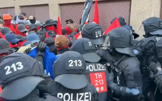 Conflito em Erfurt: Polícia alemã usa spray de pimenta contra manifestantes durante convenção da AfD