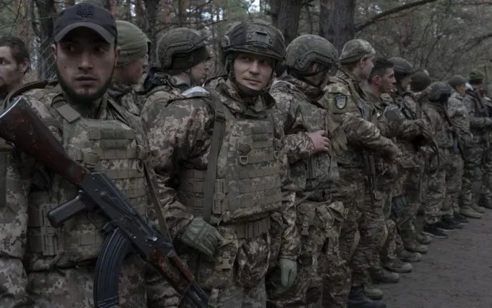 UE altera proteção temporária para ucranianos em idade militar